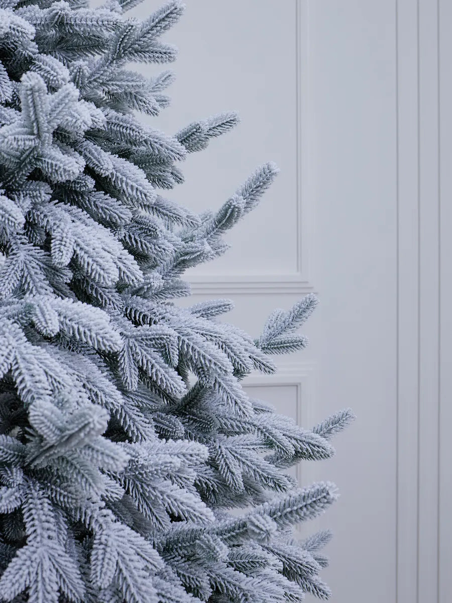 Schneebedeckter Crystal Weihnachtsbaum