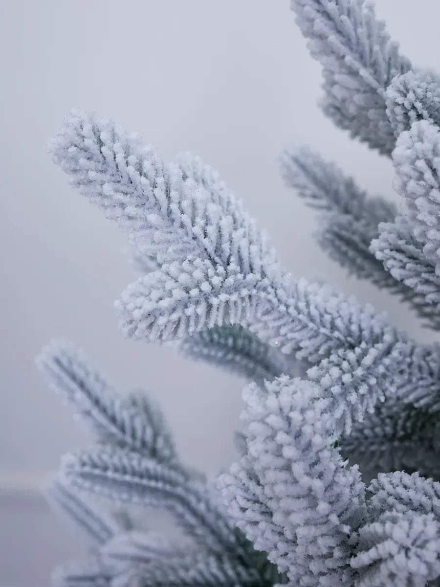 Schneebedeckter Crystal Weihnachtsbaum
